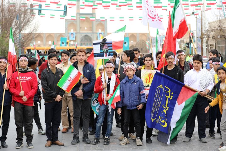 تصاویر/ حضور کودکان و جوانان استان یزد در راهپیمایی ۲۲ بهمن