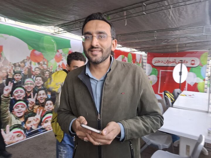 تصاویر/غرفه‌های فرهنگی و برنامه‌های هنری در مسیر راهپیمایی۲۲ بهمن کاشان