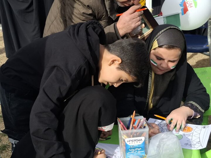 تصاویر/غرفه‌های فرهنگی و برنامه‌های هنری در مسیر راهپیمایی۲۲ بهمن کاشان