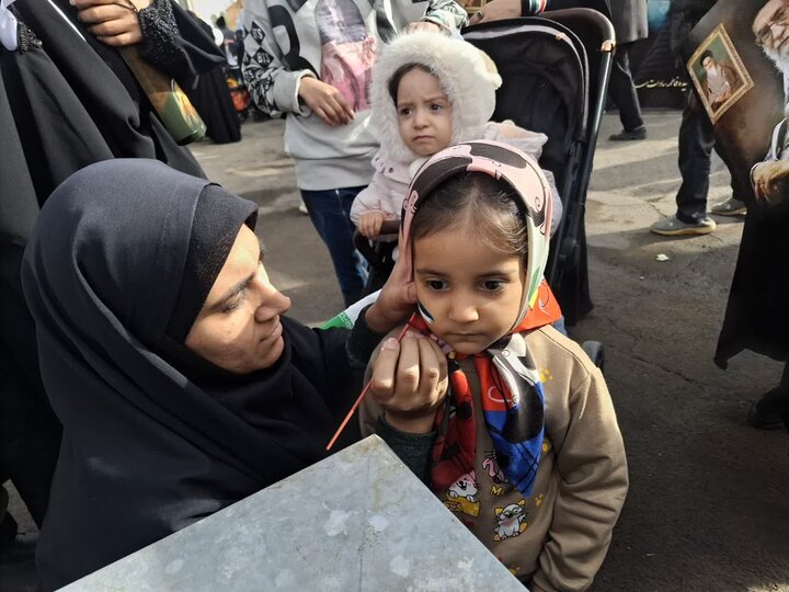 تصاویر/غرفه‌های فرهنگی و برنامه‌های هنری در مسیر راهپیمایی۲۲ بهمن کاشان