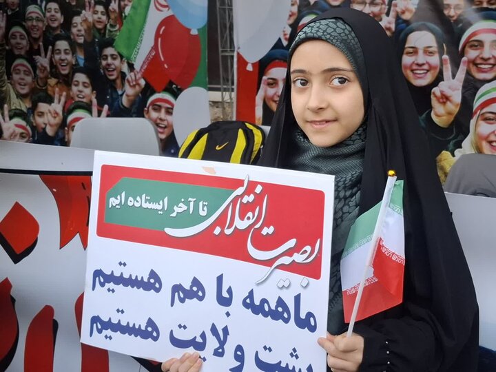 تصاویر/غرفه‌های فرهنگی و برنامه‌های هنری در مسیر راهپیمایی۲۲ بهمن کاشان