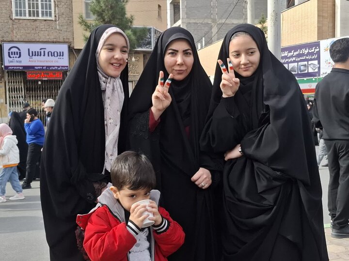 تصاویر/غرفه‌های فرهنگی و برنامه‌های هنری در مسیر راهپیمایی۲۲ بهمن کاشان