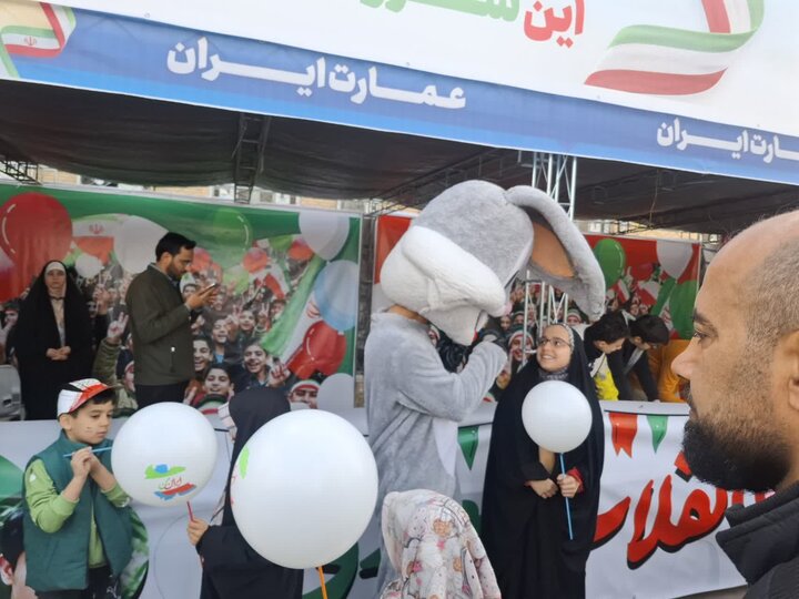 تصاویر/غرفه‌های فرهنگی و برنامه‌های هنری در مسیر راهپیمایی۲۲ بهمن کاشان