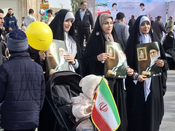 تصاویر/غرفه‌های فرهنگی و برنامه‌های هنری در مسیر راهپیمایی۲۲ بهمن کاشان