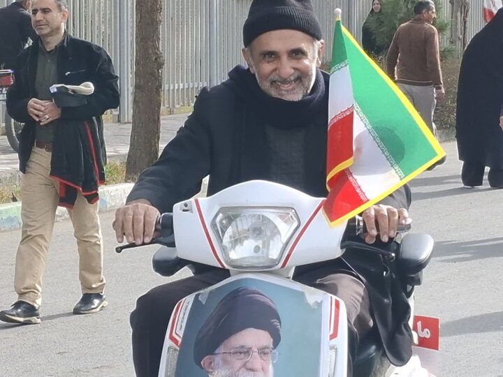 تصاویر/غرفه‌های فرهنگی و برنامه‌های هنری در مسیر راهپیمایی۲۲ بهمن کاشان