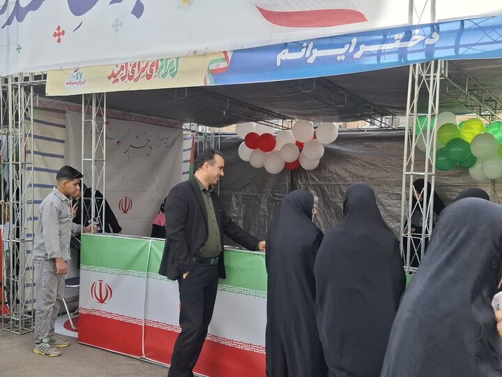 تصاویر/غرفه‌های فرهنگی و برنامه‌های هنری در مسیر راهپیمایی۲۲ بهمن کاشان