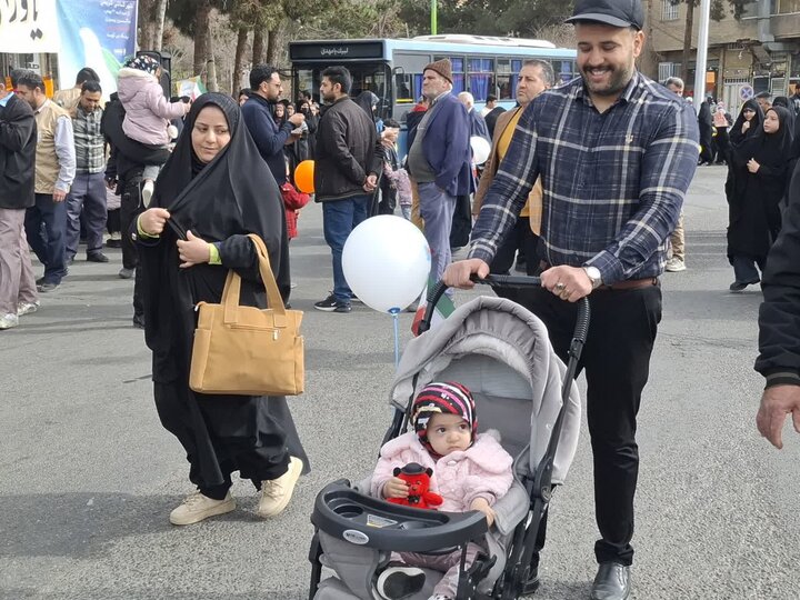 تصاویر/غرفه‌های فرهنگی و برنامه‌های هنری در مسیر راهپیمایی۲۲ بهمن کاشان