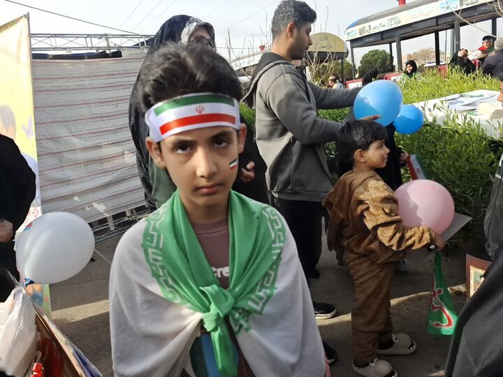 تصاویر/غرفه‌های فرهنگی و برنامه‌های هنری در مسیر راهپیمایی۲۲ بهمن کاشان