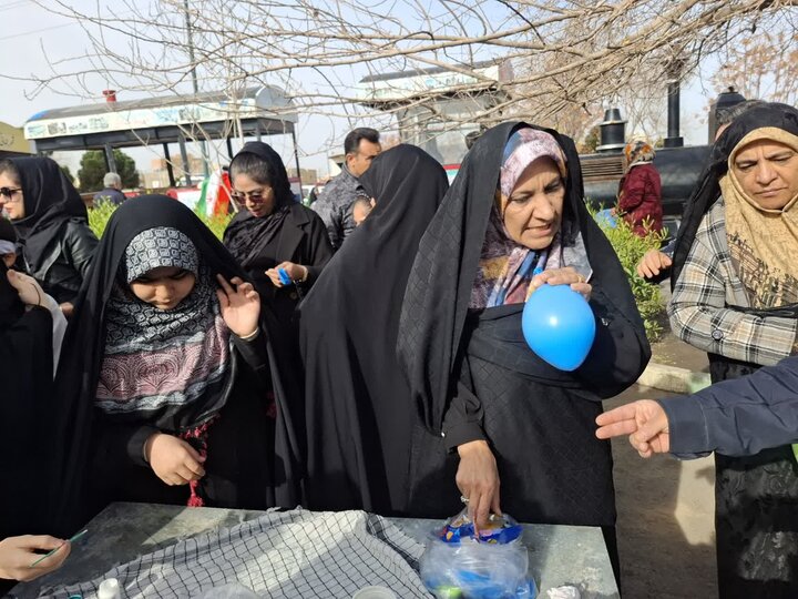 تصاویر/غرفه‌های فرهنگی و برنامه‌های هنری در مسیر راهپیمایی۲۲ بهمن کاشان