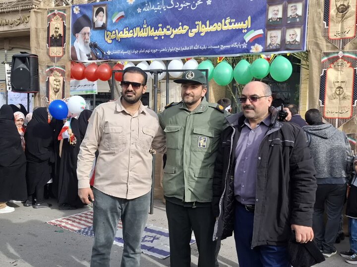 تصاویر/غرفه‌های فرهنگی و برنامه‌های هنری در مسیر راهپیمایی۲۲ بهمن کاشان