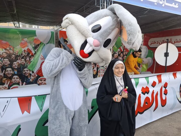 تصاویر/غرفه‌های فرهنگی و برنامه‌های هنری در مسیر راهپیمایی۲۲ بهمن کاشان