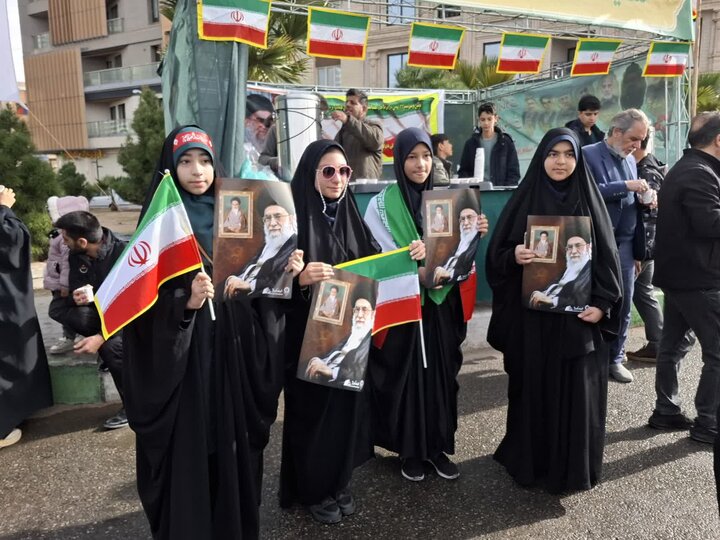 تصاویر/غرفه‌های فرهنگی و برنامه‌های هنری در مسیر راهپیمایی۲۲ بهمن کاشان