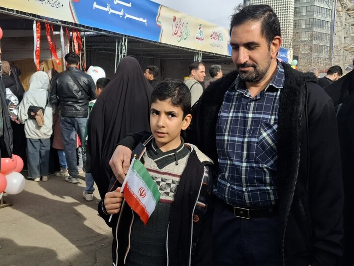 تصاویر/غرفه‌های فرهنگی و برنامه‌های هنری در مسیر راهپیمایی۲۲ بهمن کاشان