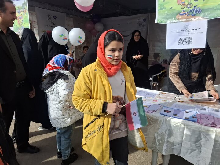 تصاویر/غرفه‌های فرهنگی و برنامه‌های هنری در مسیر راهپیمایی۲۲ بهمن کاشان