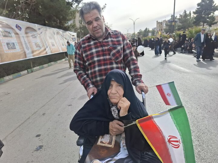 تصاویر/غرفه‌های فرهنگی و برنامه‌های هنری در مسیر راهپیمایی۲۲ بهمن کاشان