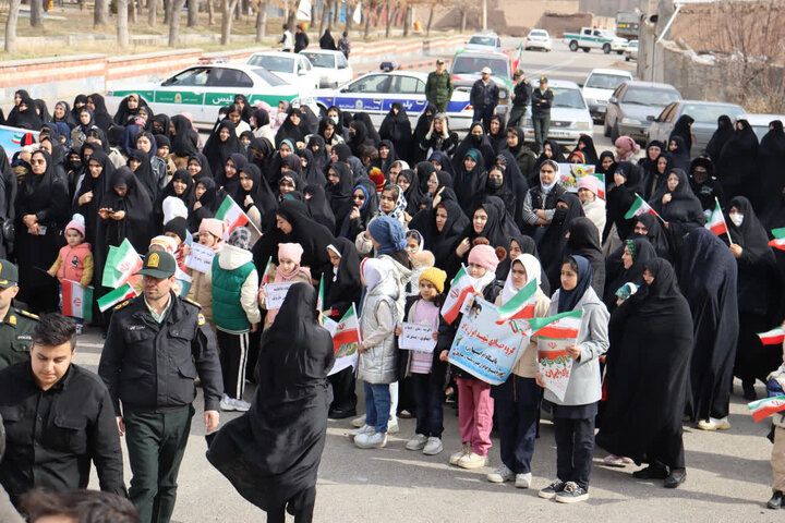 تصاویر/ حضور پر شور مردم شهرستان باروق در راهپیمایی حماسی ۲۲ بهمن