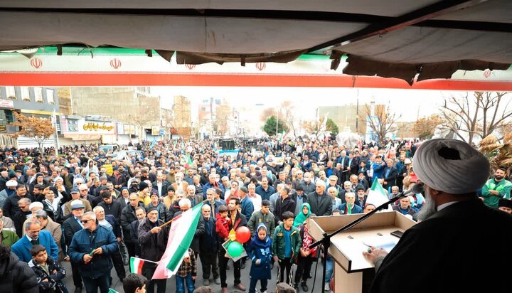 تصاویر/ حضور حماسی مردم ساوجبلاغ در راهپیمایی ۲۲ بهمن‌ماه