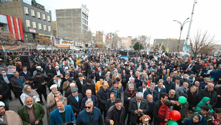 تصاویر/ حضور حماسی مردم ساوجبلاغ در راهپیمایی ۲۲ بهمن‌ماه