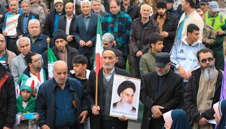 تصاویر/ حضور حماسی مردم ساوجبلاغ در راهپیمایی ۲۲ بهمن‌ماه