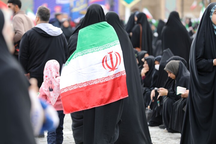 تصاویر/ حضور خواهران در راهپیمایی ۲۲ بهمن