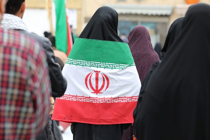 تصاویر/ حضور خواهران در راهپیمایی ۲۲ بهمن