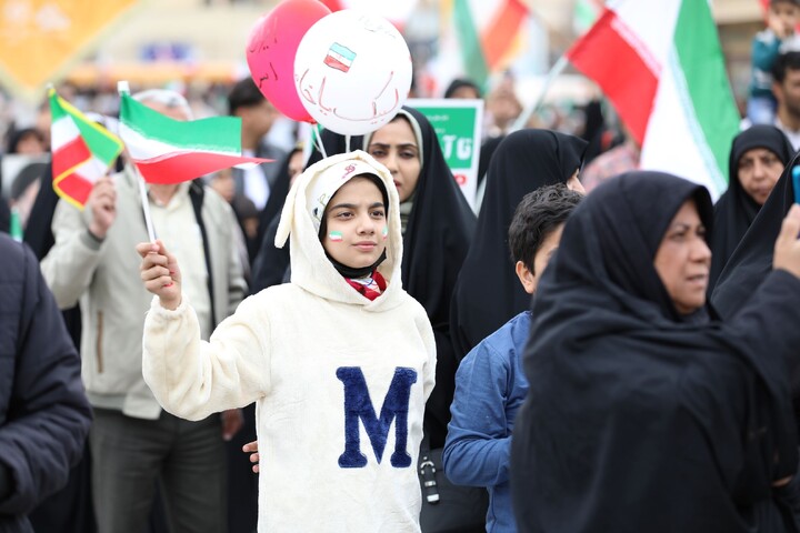 تصاویر/ حضور خواهران در راهپیمایی ۲۲ بهمن