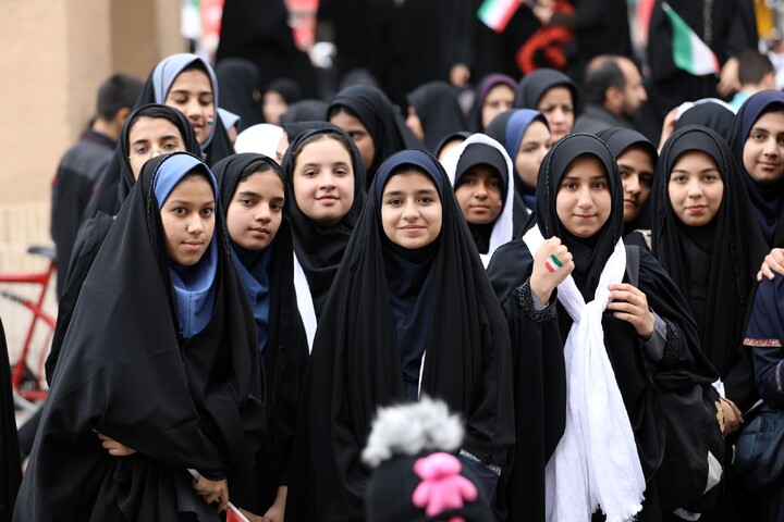 تصاویر/ حضور خواهران در راهپیمایی ۲۲ بهمن