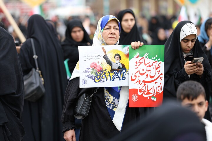 تصاویر/ حضور خواهران در راهپیمایی ۲۲ بهمن