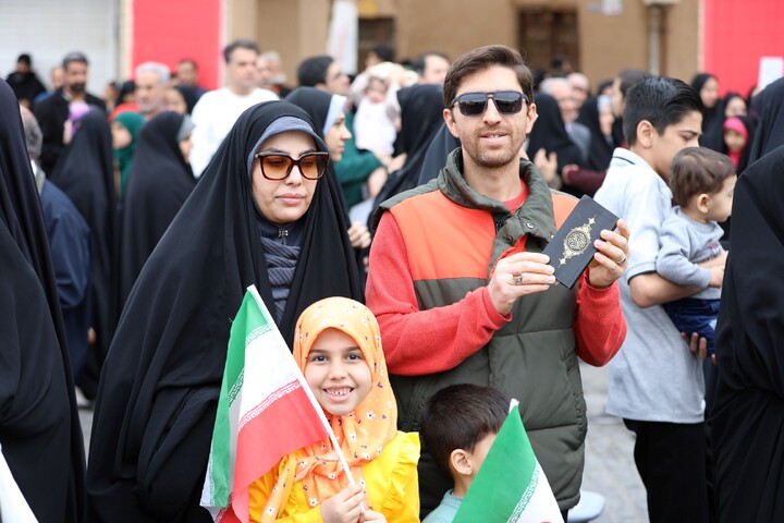 تصاویر/ حضور خواهران در راهپیمایی ۲۲ بهمن