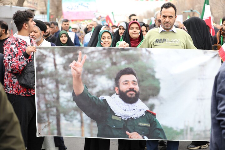 تصاویر/ حضور خواهران در راهپیمایی ۲۲ بهمن