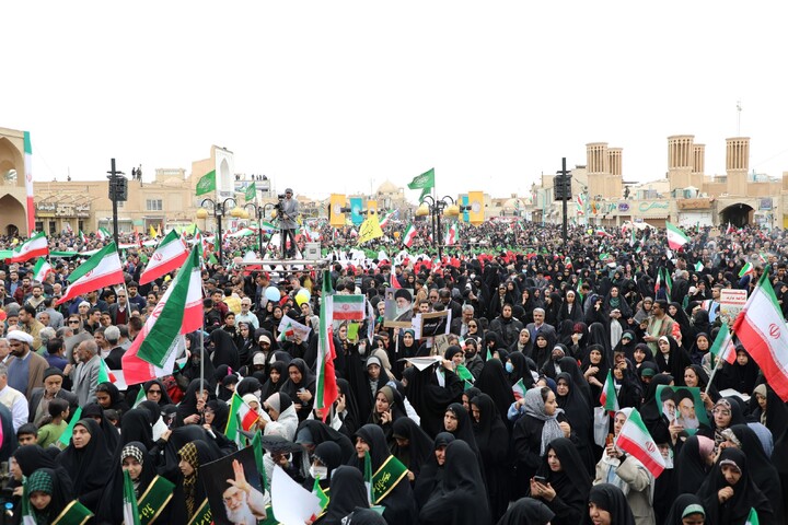 تصاویر/ حضور خواهران در راهپیمایی ۲۲ بهمن