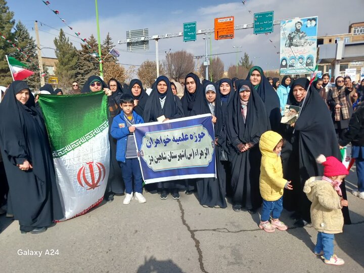 تصاویر/ حضور بانوان طلبه آذربایجان غربی در راهپیمایی ۲۲ بهمن