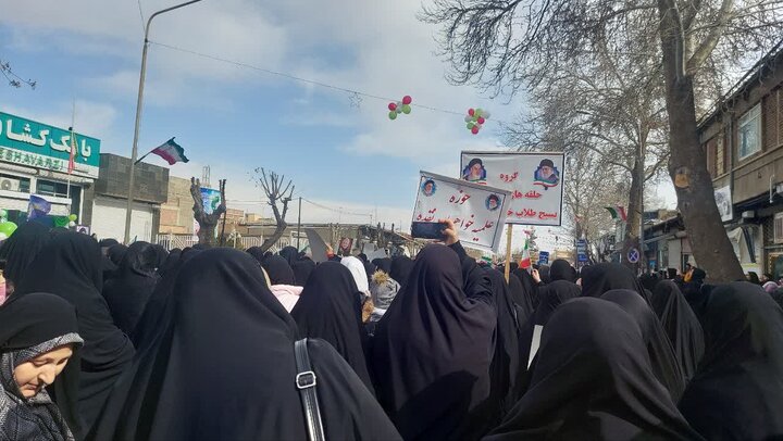 تصاویر/ حضور بانوان طلبه آذربایجان غربی در راهپیمایی ۲۲ بهمن
