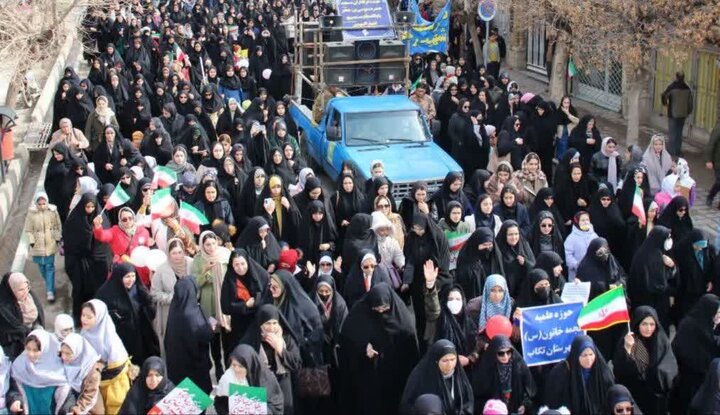تصاویر/ حضور بانوان طلبه آذربایجان غربی در راهپیمایی ۲۲ بهمن