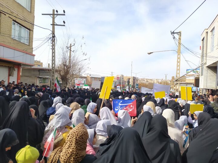 تصاویر/ حضور بانوان طلبه آذربایجان غربی در راهپیمایی ۲۲ بهمن