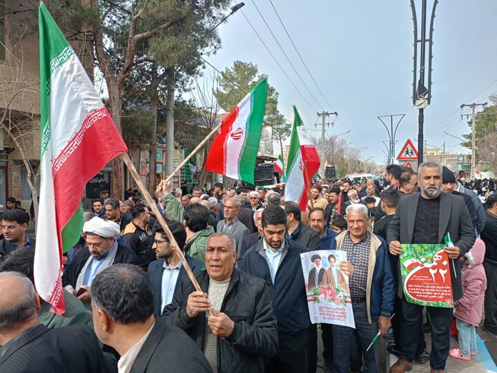 تصاویر/راهپیمایی مردم ولایتمدار بادرود در یوم الله ۲۲بهمن ۱۴۰۴