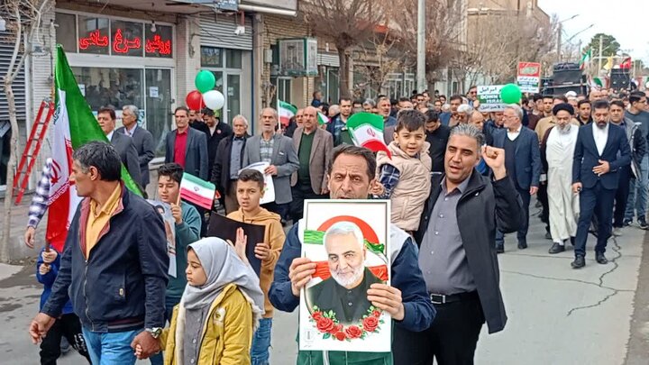 تصاویر/راهپیمایی مردم ولایتمدار بادرود در یوم الله ۲۲بهمن ۱۴۰۴