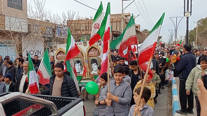 تصاویر/راهپیمایی مردم ولایتمدار بادرود در یوم الله ۲۲بهمن ۱۴۰۴