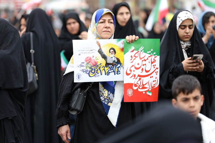 تصاویر/ خروش مردم انقلابی استان یزد در راهپیمایی یوم الله ۲۲ بهمن ماه