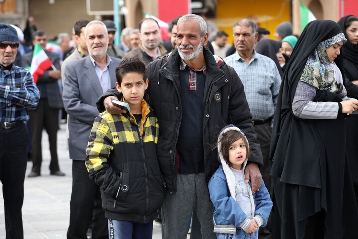 تصاویر/ خروش مردم انقلابی استان یزد در راهپیمایی یوم الله ۲۲ بهمن ماه