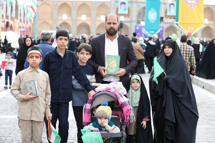 تصاویر/ خروش مردم انقلابی استان یزد در راهپیمایی یوم الله ۲۲ بهمن ماه