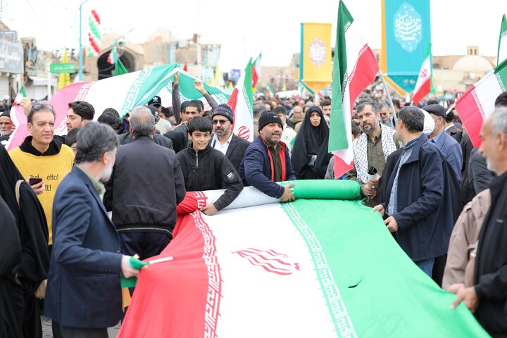 تصاویر/ خروش مردم انقلابی استان یزد در راهپیمایی یوم الله ۲۲ بهمن ماه