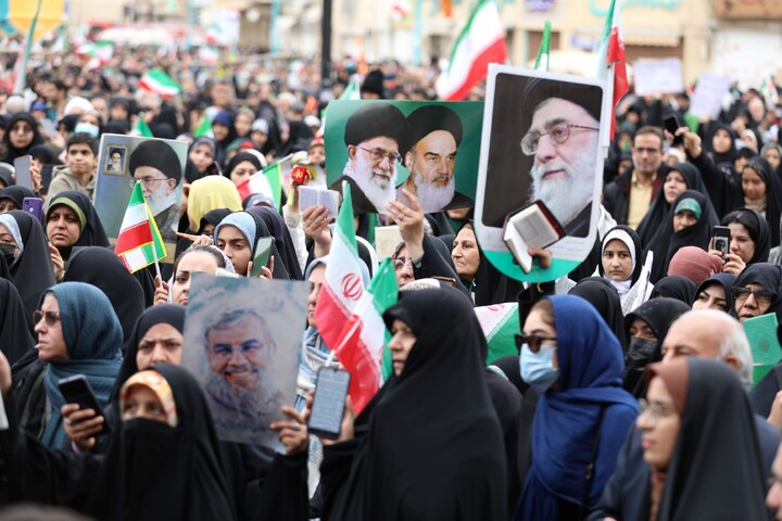 تصاویر/ خروش مردم انقلابی استان یزد در راهپیمایی یوم الله ۲۲ بهمن ماه