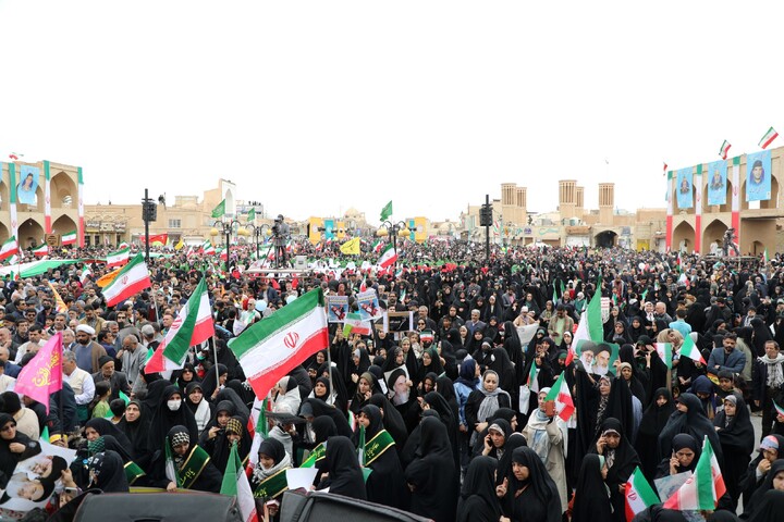 تصاویر/ خروش مردم انقلابی استان یزد در راهپیمایی یوم الله ۲۲ بهمن ماه