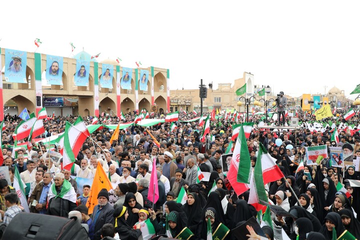 تصاویر/ خروش مردم انقلابی استان یزد در راهپیمایی یوم الله ۲۲ بهمن ماه