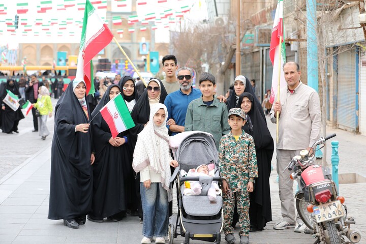 تصاویر/ خروش مردم انقلابی استان یزد در راهپیمایی یوم الله ۲۲ بهمن ماه