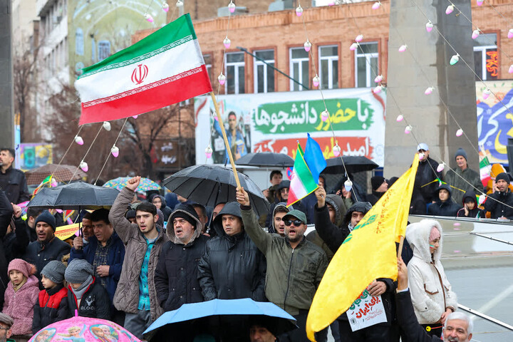 تصاویر/ خروش مردم انقلابی در راهپیمایی یوم الله ۲۲ بهمن ماه در تبریز