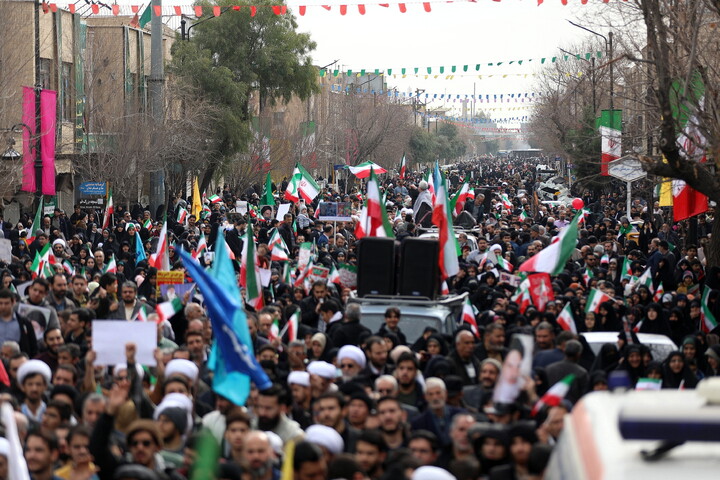 تصاویر/ حضور پر شور مردم فم در راهپیمایی دشمن‌شکن ۲۲ بهمن