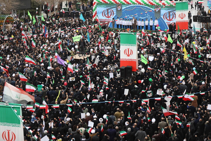تصاویر/ حضور پر شور مردم فم در راهپیمایی دشمن‌شکن ۲۲ بهمن