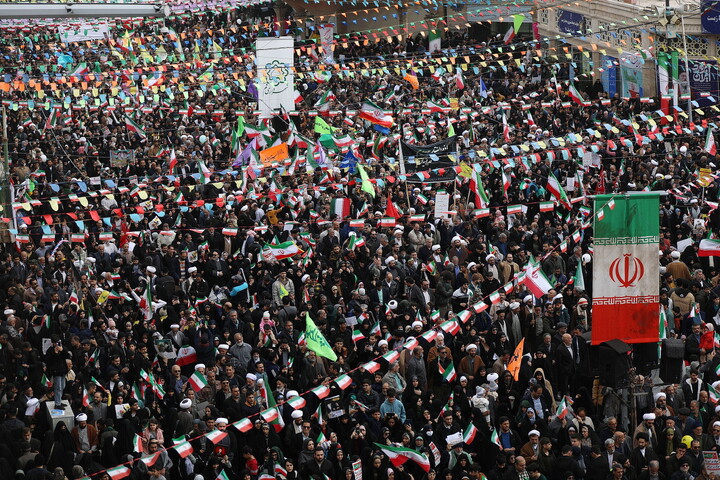 تصاویر/ حضور پر شور مردم فم در راهپیمایی دشمن‌شکن ۲۲ بهمن